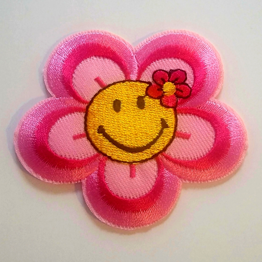 🔴 Cute smiling flower patch sew or iron-on